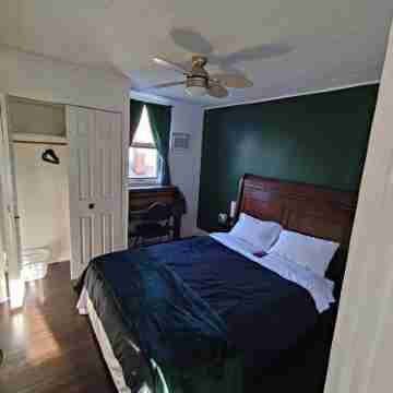 Cozy suite with private entrance, 5 minutes from downtown. Rooms