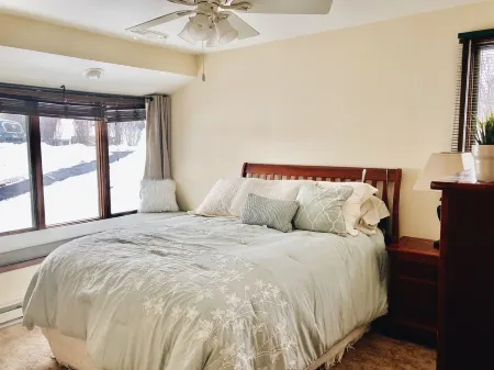 Gorgeous 3 Bedroom 3 Bathroom Getaway on Lake Galena