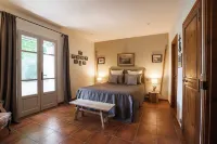 Mas Provençal 10 Chambres 20 Personnes à Maillane, Jardin de 4000 m², Piscine