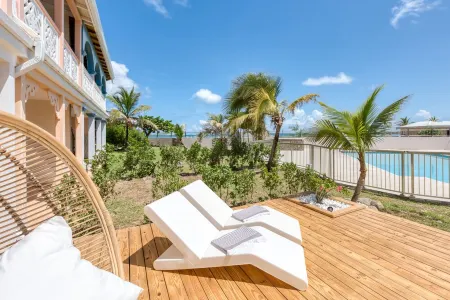 Six View - Beach Front Apartment