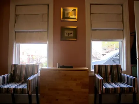 New-Charming 2BR Condo , Amazing Location - Steps To Town Отели рядом с достопримечательностью «Рейс Пойнт Бич»