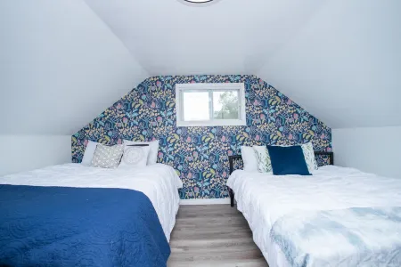 Fun Cottage for Friends and Family, Close by Lake, Fishing, Campfires, BBQ