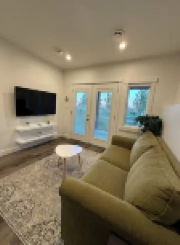 Juanu’s Cozy Cove - Walkout Basement SuiteFamily Friendly15mins from Airport