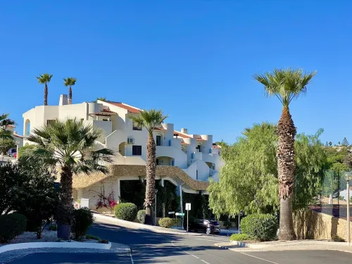 2 bed/2 bathroom apartment on the desirable Monte Dourado complex close to beach