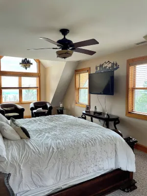 Luxury Log Cabin w/ Hot Tub! Sleeps 16. Hotels near Muddy Paw Sled Dog Kennel