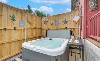 Pet-Friendly Fredericksburg Cabin with Hot Tub!