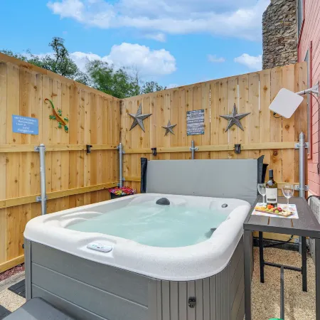Pet-Friendly Fredericksburg Cabin w/ Hot Tub!