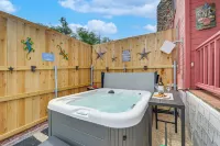 Pet-Friendly Fredericksburg Cabin w/ Hot Tub! - Hot Tub
