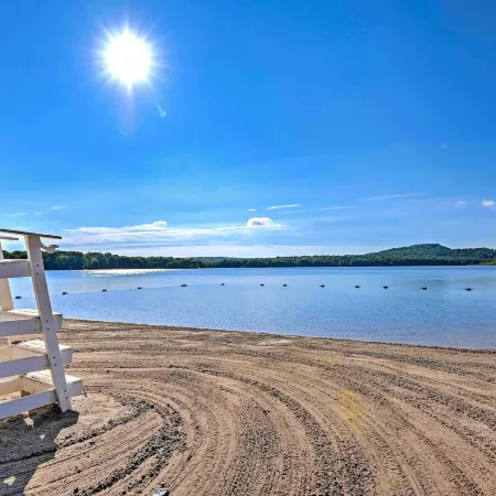 Tree-Lined Pocono Lake Retreat Walk to Beaches!