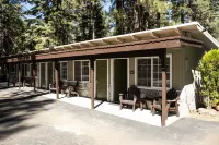 Emerald Bay Lodge Hotels near Hill's Center