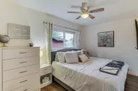 Spanaway Lakefront House: Dock, Fire Pit Các khách sạn ở Spanaway