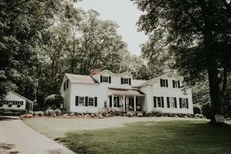 The Bond 1835 Отели в г. Найлс