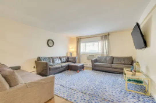 Convenient Skokie Condo - Walk to Train! Hotels in Skokie