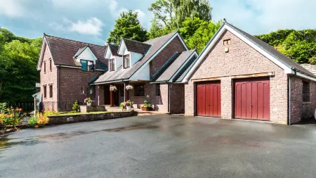 Mill Lodge-Brecon Beacons Отели в г. Лланфиейнджел Кумду вит Булч энд Катедин