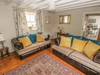 Snowdrop Cottage Hotels in Laugharne