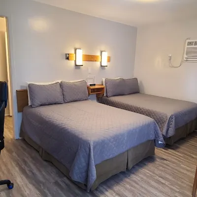 Maple Leaf Motel Hotels near Goderich Main Beach