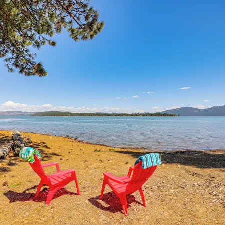Walk to Lake Almanor: Prattville Cabin w/ 2 Decks!