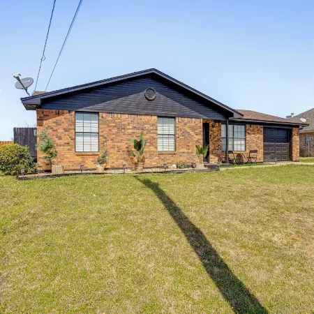 7 Mi to Lake Bridgeport: Home w/ Yard & Grill!