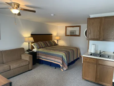 Maple Lane Empire Hotels in Glen Arbor