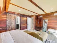 Wraparound Deck & Grill: Wrightwood Cabin Near PCT Hotels in Wrightwood