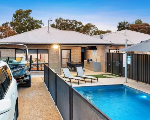 Renmark River Villas and Boats & Bedzzz Hotels in Renmark