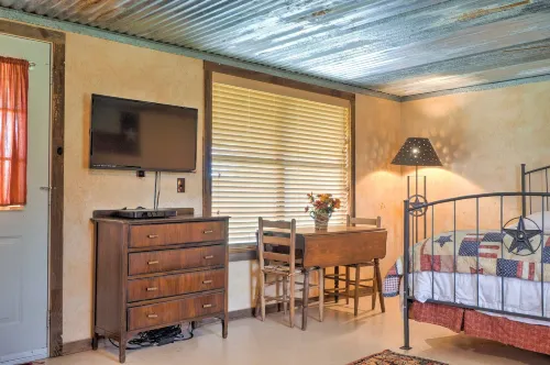 Charming Carmine Studio w/ Pond on 60-Acre Farm! - Homestays