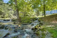 Waterfalls and Trails at the Mills at Green Hole - Parkplatz