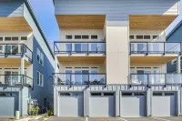Walk to Beaches: 'Siletz Bay Bliss' Townhome - Homestays