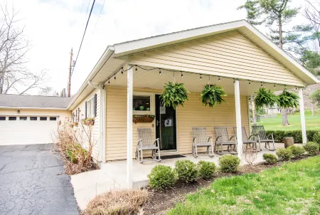 The Broadway Guest House Отели в г. Licking County