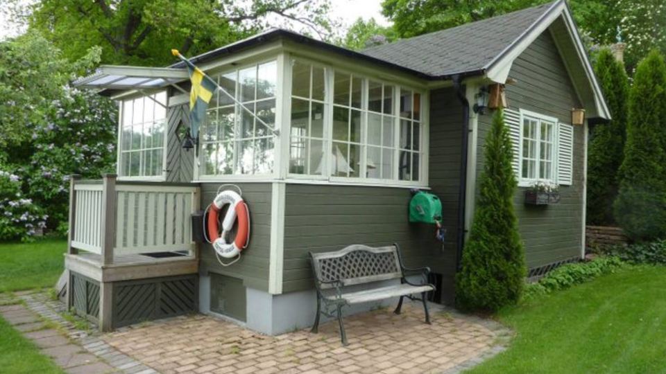 Serene lakeside cabin next to the sea just 10 minutes from Stockholm city!