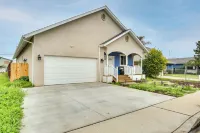 Stunning Clovis Home ~ 1 Mile to Old Town! - موقف سيارات