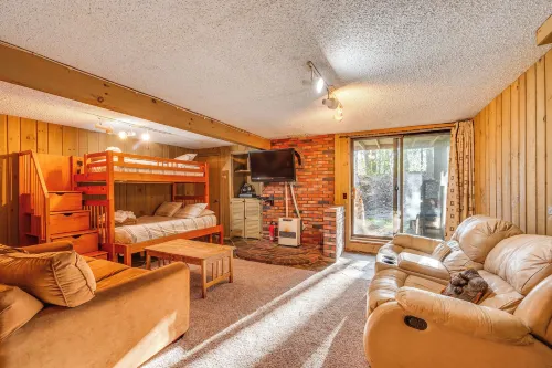 Half Mile to Ski Slopes: Conway Condo w/ Hot Tub! - Parkplatz