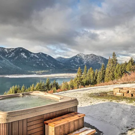 CLE Elum Lake Bunkhouse w/ Shared Hot Tub & Views!