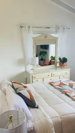 Scenic Island Escape w/ Free SUV, Ocean Views, A/C – Sleeps 5 Отели рядом с достопримечательностью «Форт Крисчен»