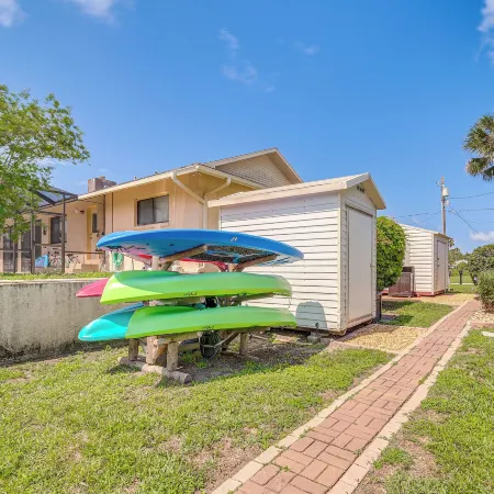 Dock, Kayaks & Bicycles: Crystal River Getaway!