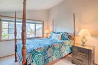 Pet-Friendly Rockaway Beach Home w/ Fire Pit! - 3 stjerner
