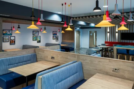 Holiday Inn Express Cambridge West - Cambourne Отели рядом с достопримечательностью «Колледж Кембридж Маслим»