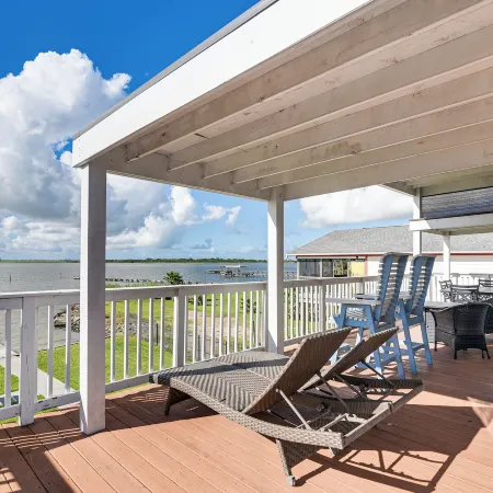 Galveston Bay Views and Pier! San Leon Gulf Getaway