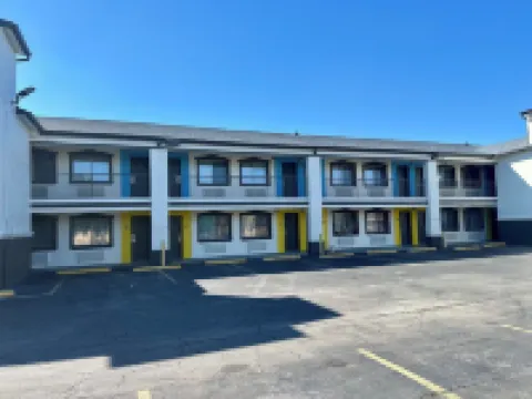 Days Inn by Wyndham Houston East