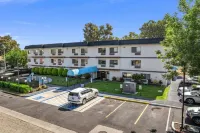 Days Inn by Wyndham Woodland - Parking