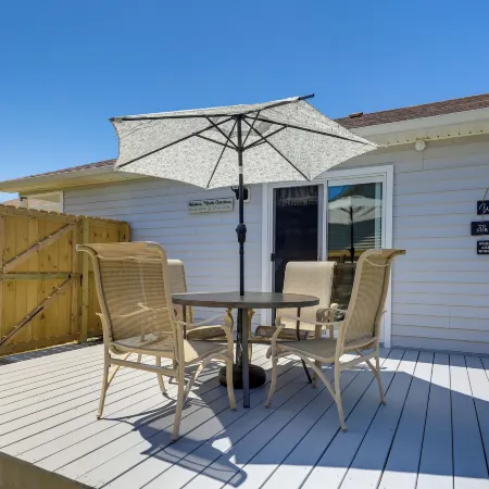Updated Hubert Vacation Rental 5 Mi to Beaches!