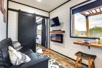 Remote Strawn Container Home w/ Hot Tub! - 2성급