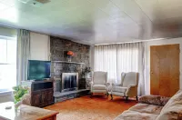 Charming Tropic Home by a Farm Near Bryce Canyon! - parking