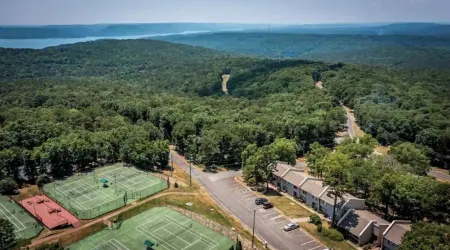 Fairfield Bay Gem w/ pool access and 4 Mi to Lake.