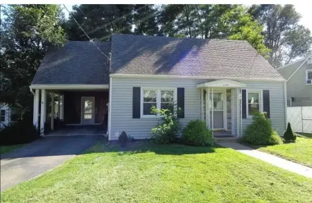 Crystal City Family Home - Comfort and Convenience