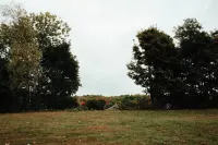 Charming 4-bedroom house in enchanting Millinocket with AC, WiFi Hotel di Millinocket