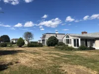 Little Compton: Sweeping ocean view, 5min walk 2 beach, big yard w/ patio, 4 BRs