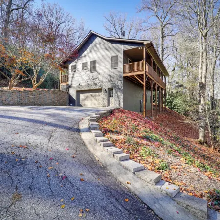 Blowing Rock Escape w/ Covered Deck & Fire Pit