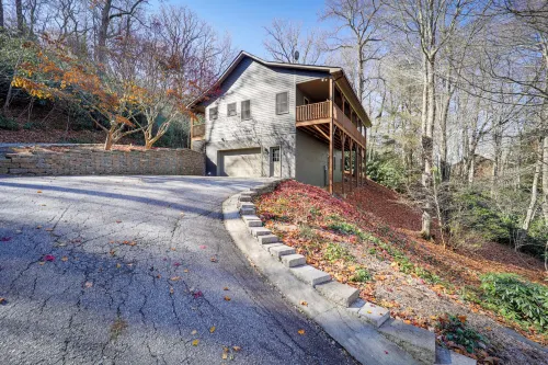 Blowing Rock Escape w/ Covered Deck & Fire Pit - 3-Star