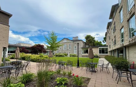 Donald Gordon Hotel and Conference Centre Отели рядом с достопримечательностью «The Isabel Bader Centre for the Performing Arts»